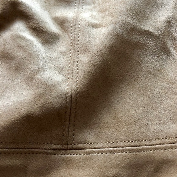 ⭐️ARITZIA⭐️ NWOT Faux Suede Babaton Rolando Blouse - Picture 4 of 5